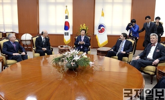 윤병세 외교부 장관이 5일 서울 외교부 청사에서 미국, 일본, 유럽연합(EU), 호주의 주한 대사와 만나 북한의 4차 핵실험 대응과 최근 북한이 예고한 장거리 로켓 발사 저지 등을 위한 공조 방안을 협의하고 있다. 왼쪽부터 윌리엄 패터슨 주한 호주대사, 벳쇼 고로 주한 일본대사, 윤병세 외교장관, 마크 리퍼트 주한 미국대사, 게하르트 사바틸 주한 EU대표부 대사. (사진=외교부)