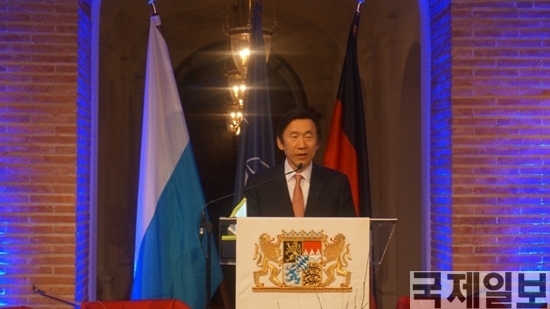 윤병세 외교장관이 지난 11일 개최된 독일-대서양협회(German Atlantic Association)가 주최한 ‘NATO와 극동’ 주제 고위급 토론회에서 기조연설을 하고 있는 모습. (사진=외교부)