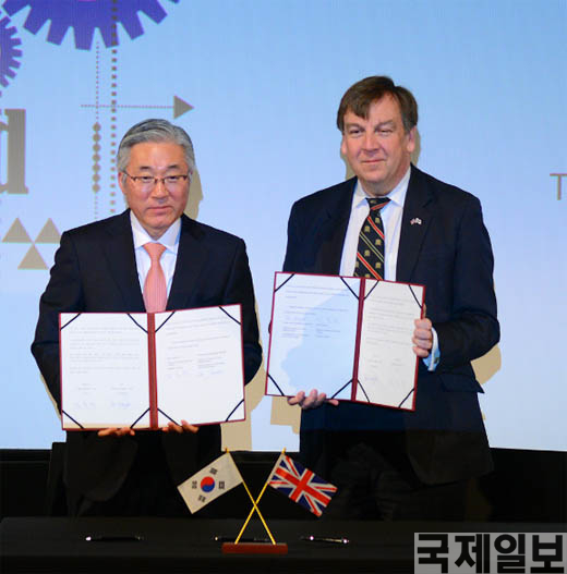 7일 오전(현지시간) 영국 런던 영국영화협회(BFI) 대극장에서 한국 문화체육관광부와 영국 문화미디어체육부가 함께 주최하는 제2회 한영 창조산업 포럼이 열렸다. 이날 김종덕 문화체육관광부 장관과 존 위팅데일 영국 문화미디어체육부 장관이 창조산업 분야에서 세계를 선도하고 일자리 창출과 성장을 위한 문화콘텐츠 스타트업 기업 간 교류를 장려하는 등 민관의 지속적인 노력을 약속하는 공동 성명서 조인식을 마친 뒤 기념촬영을 하고 있다. (사진=문화체육관광부)
