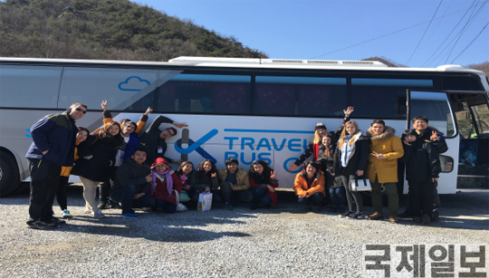 ‘K-트래블버스’ 경북코스 시범운영 중 참가자들이 기념촬영을 하고 있다. (사진=문화체육관광부)