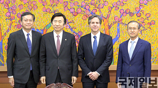 19일 제3차 한·미·일 외교차관협의회에 참석한 왼쪽부터 사이키 아키타카 일본 외무성 사무차관, 윤병세 외교장관, 토니 블링큰 미국 국무부 부장관, 임성남 외교부 제1차관. (사진=외교부)