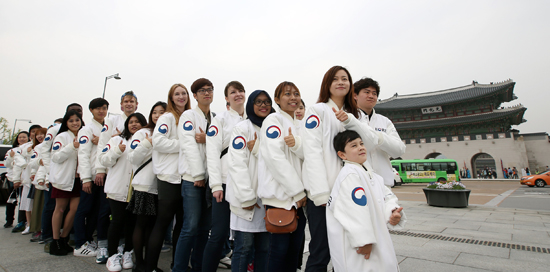 문화체육관광부 해외문화홍보원이 운영하는 페이스북 ‘코리아 클리커스(KoreaClickers)’ 팬들이 22일 광화문광장에서 “한국, 좋아요”를 외치고 있다. (사진=해외문화홍보원)