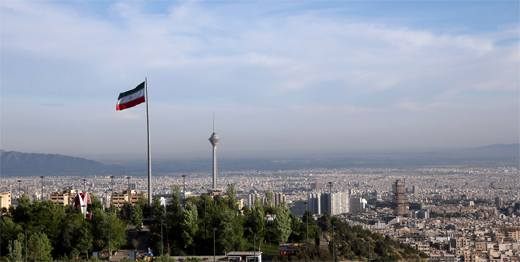 박근혜 대통령의 이란 국빈방문을 계기로 테헤란의 중심이자 랜드마크인 밀라드타워에서 2일부터 ’코리아 컬쳐 위크’가 열린다. 한국과 이란의 문화공감을 이끌어낼 ‘코리아 컬쳐 위크’를 3일 앞둔 4월 30일(현지시간) 이란 국기 넘어 밀라드타워가 도심에 우뚝 서 있다. (사진 = 해외문화홍보원)