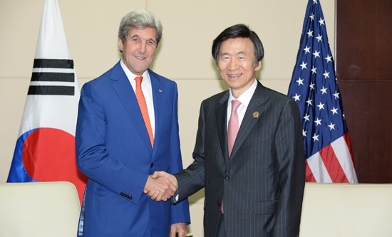 윤병세 외교장관(오른쪽)과 존 케리 미 국무장관이 25일 라오스 비엔티안에 열린 아세안지역안보포럼(ARF) 등 ASEAN 관련 외교장관회의서 회담을 갖고 악수하고 있다. (사진=외교부)