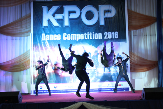 대상 수상자 ‘Anti-Gravity Heroes’ 팀의 공연 장면. (사진=주나이지리아 한국문화원)