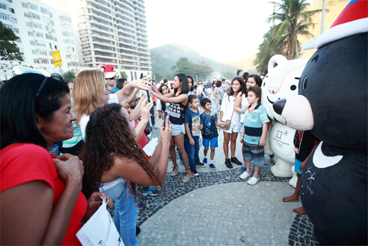 2016리우 하계올림픽이 열리고 있는 브라질 리우 코파카바나 해변에 조성된 평창동계올림픽 홍보관에 모인 관람객들. (사진 = 평창동계올림픽조직위원회)