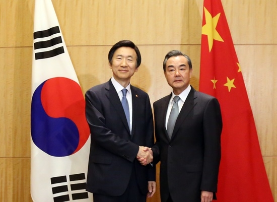 한·일·중 3국 외교장관회의에 참석 중인 윤병세 외교장관(왼쪽)과 왕이 중국 외교부장이 회담에서 악수를 하고 있다. (사진=외교부)