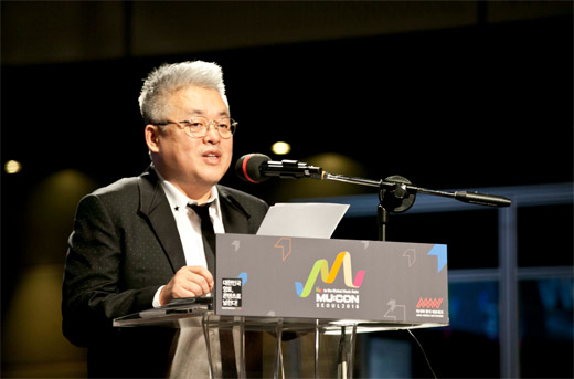 작곡가 김형석이 뮤콘에서 ‘세계가 주목하는 아시아 대중음악의 다양성과 K팝이 나가야할 길’을 주제로 기조강연을 진행하고 있다.(사진 = 한국콘텐츠진흥원)