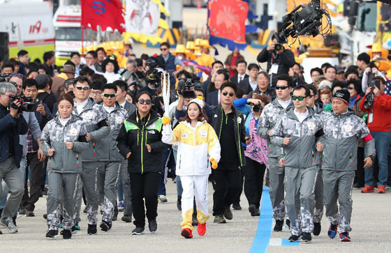 지난해 11월 1일 인천대교 성화봉송 세리머니에서 첫 번째 주자인 피겨 여자싱글 유영이 성화를 전달 받은 후 달리고 있다. (사진 = 문화체육관광부 국민소통실)