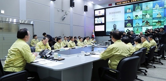 김부겸 행정안전부 장관이 13일 서울 세종대로 중앙재난안전대책본부 서울상황센터에서 범정부 사회기반시설 안전관리대책 영상회의를 주재하고 있다.(사진=행정안전부)