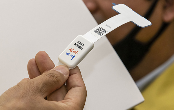 김강립 중앙재난안전대책본부 제1총괄조정관(보건복지부 차관)이 24일 중앙재난안전대책본부 정례브리핑에서 “27일부터 자가격리위반자에 대해 안심밴드를 착용해 관리하겠다”고 밝히며 ‘자가격리 위반자 안심밴드’를 공개했다. (사진=보건복지부)