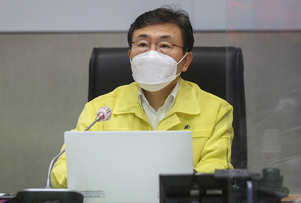 권덕철 중앙재난안전대책본부 제1차장(보건복지부 장관)이 중앙재난안전대책본부 회의를 주재하며 발언하고 있다. (사진=보건복지부)