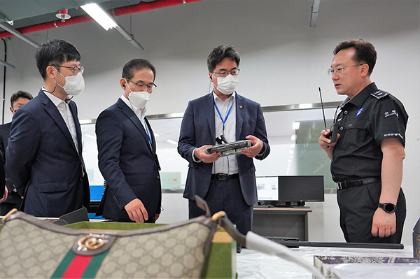 윤태식 관세청장이 지난 6월 30일 인천 중구 인천공항 특송물류센터를 찾아 해외직구 통관 현장을 점검하고 있다.(사진=관세청)