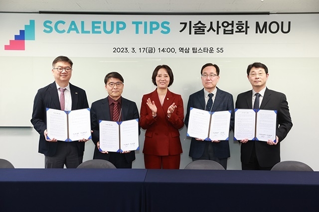 이영 중기부 장관(가운데)이 17일 서울 강남 팁스타운에서 열린 스케일업팁스 전용공간 개소식에서 스케일업 팁스 기술사업화 MOU 체결을 축하하고 있다. 왼쪽부터 최성율 KAIST기술가치창출원 원장, 서주원 한국스케일업팁스협회 회장, 이영 중소벤처기업부 장관, 이충용 대한전자공학회 수석부회장, 양경호 재미한인혁신기술기업인협회 회장.(사진=중기부)