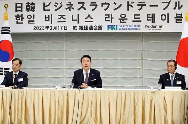 1박 2일간의 일정으로 일본을 방문한 윤석열 대통령이 17일 도쿄 게이단렌(일본경제단체연합회) 회관에서 열린 한일 비즈니스 라운드 테이블에서 인사말을 하고 있다.