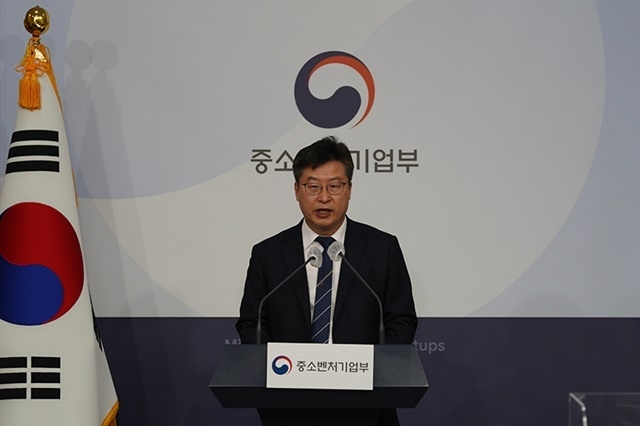 김우순 중소벤처기업부 기술혁신정책관이 4일 정부서울청사 별관에서 원전 중소기업 중장기 경쟁력 강화방안을 발표하고 있다.