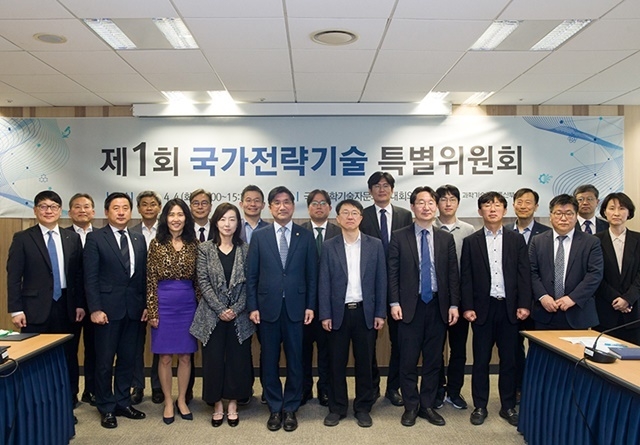 주영창 과학기술정보통신부 과학기술혁신본부장이 4일 오후 서울 종로구 광화문교보빌딩 국가과학기술자문회의 대회의실에서 열린 ‘제1회 국가전략기술특별위원회’에서 위원들과 기념촬영 하고 있다. (사진=과학기술정보통신부)