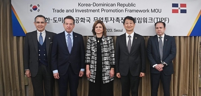 7일 서울 중구 소공동 롯데호텔에서 열린 ‘한-도미니카공화국 무역투자촉진프레임워크(TIPF) 서명식’에서 안덕근 산업통상자원부 통상교섭본부장(왼쪽 네 번째)과 라켈 페냐 도미니카공화국 부통령(왼쪽 세 번째) 등 참석자들이 기념 촬영을 하고 있다. (사진=산업통상자원부)