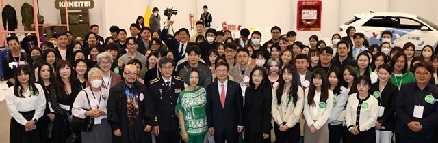 박보균 문화체육관광부 장관이 3일 서울 성동구 디뮤지엄에서 열린 K-디자인 비전 선포식에서 사례발표자 및 디자인혁신단, K-건축문화위원회 위원, 공공디자인 전공 MZ세대 청년, 문체부 MZ드리머스 등 모든 참석자와 함께 기념촬영을 하고 있다. 이날 박보균 장관은 ‘문화와 예술의 날개를 단 K-디자인 비전’을 발표했다.(사진=문화체육관광부)