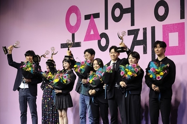 지난해 9월 16일 오후 서울 중구 웨스틴조선호텔에서 열린 넷플릭스 시리즈 ‘오징어게임’ 에미상 수상 기념 간담회에서 황동혁 감독을 비롯한 배우와 스태프가 포즈를 취하고 있다.(자료사진=문화체육관광부 국민소통실)