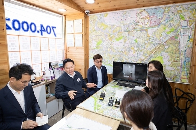 원희룡 국토부 장관이 3일 서울 마포구의 한 공인중개사 사무실에서 소규모 주택 관리비와 관련해 청년들과 대화하고 있다.(사진=국토부)