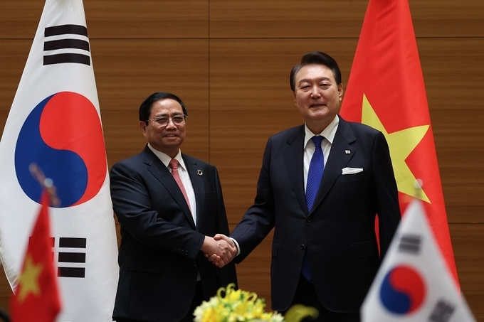 주요 7개국(G7) 정상회의에 참석한 윤석열 대통령과 팜 밍 찡 베트남 총리가 5월19일 일본 히로시마에서 정상회담에 앞서 악수를 하고 있다.(대통령실 제공)