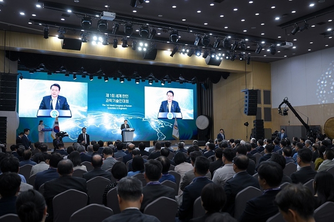 윤석열 대통령이 5일 서울 강남구 역삼동 한국과학기술회관에서 열린 제1회 세계 한인 과학기술인 대회 개회식에서 격려사를 하고 있다.