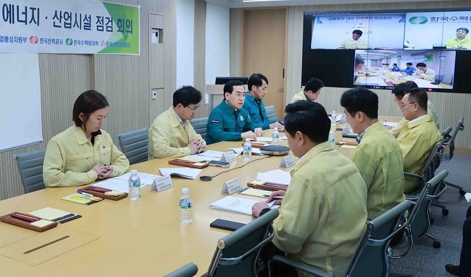 이창량 산업통상자원부 장관이 16일 한국전력 서울본부에서 집중호우 대비 에너지·산업시설 점검 회의를 주재하고 있는 모습. (사진=산업통상자원부)