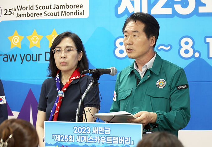 김성호 행정안전부 재난안전본부장과 김현숙 여성가족부 장관이 7일 전북 부안군 잼버리장 브리핑룸에서 잼버리 야영지 철수 계획 획을 발표하고 있다.