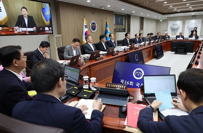 윤석열 대통령이 29일 오전 서울 용산 대통령실 청사에서 국무회의를 주재하고 있다.