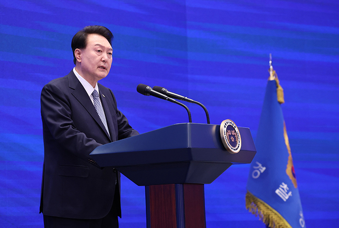 윤석열 대통령이 18일 청와대 영빈관에서 열린 제78주년 경찰의날 기념식에서 축사하고 있다.