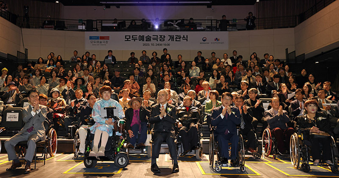 유인촌 문화체육관광부 장관이 24일 서울 서대문구 구세군회관에 만들어진 장애예술인 표준공연장 ‘모두예술극장’ 개관식에 참석해 손뼉을 치고 있다. (사진=문화체육관광부)