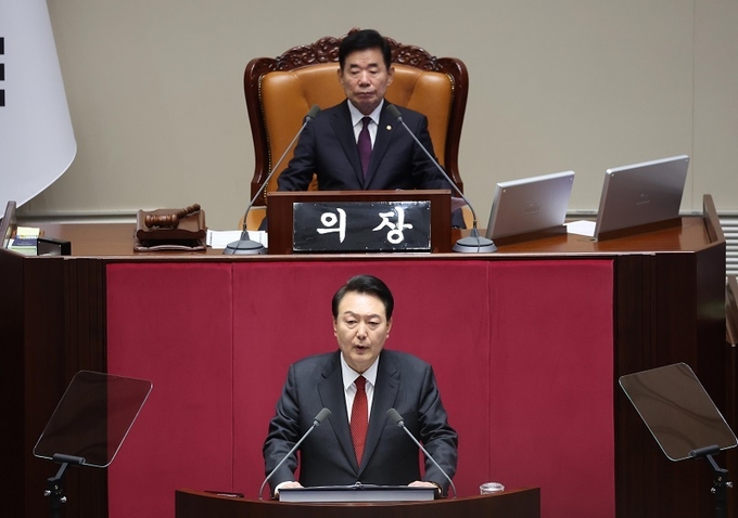윤석열 대통령이 31일 서울 여의도 국회 본회의장에서 2024년도 예산안에 대한 시정연설을 하고 있다.