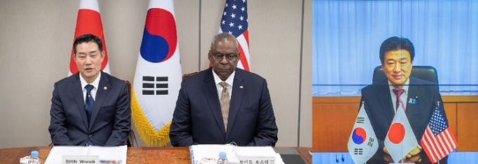 신원식 국방부장관(왼쪽)은 12일 서울 국방부 청사에서 로이드 오스틴 미국 국방장관(가운데)과 기하라 미노루 일본 방위대신(오른쪽)과 함께 3국 국방장관회의를 개최했다. 한미 국방장관은 서울 국방부 청사에서, 기하라 방위대신은 화상으로 회의에 참가했다.(사진=국방부)