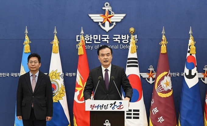 허태근 국방부 국방정책실장이 22일 서울 용산구 국방부 브리핑룸에서 ‘9.19 군사합의 일부 효력정지 관련 국방부 조치사항’을 발표하고 있다. 왼쪽은 김병대 통일부 통일정책실장