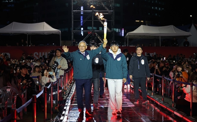 유인촌 문화체육관광부 장관이 지난 10월 11일 서울 중구 서울광장에서 열린 2024강원동계청소년올림픽 G-100 기념행사에서 성화투어에 참여하고 있는 모습.(사진=문화체육관광부)
