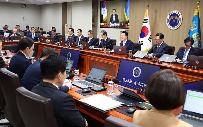윤석열 대통령이 19일 서울 용산 대통령실 청사에서 열린 국무회의에서 발언하고 있다.