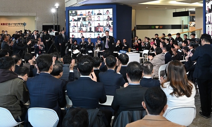 윤석열 대통령이 4일 경기도 용인시 중소기업인력개발원에서 열린 ‘국민과 함께하는 민생토론회’에서 발언하고 있다. (대통령실 제공)