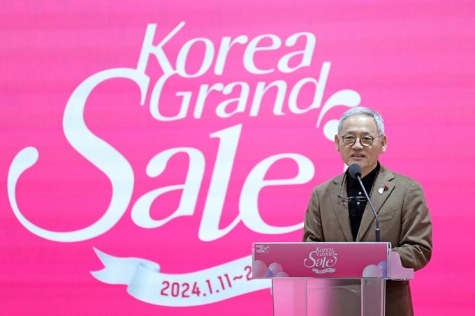 유인촌 문화체육관광부 장관이 11일 서울 중구 온드림 소사이어티에서 열린 2024 코리아그랜드세일 개막식에서 축사를 하고 있다. (사진=문화체육관광부)