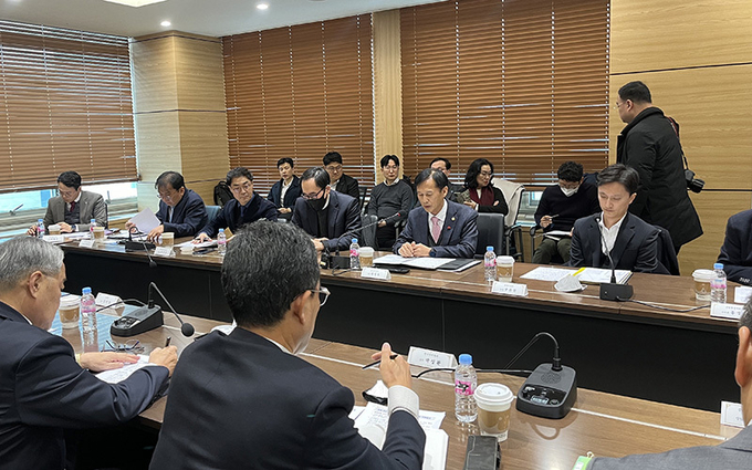 지난 11일 서울 한국해운빌딩에서 송명달 해수부 차관 주재로 홍해해협 통항 중단 수출입물류 비상대응반 첫 회의가 개최됐다. (사진=해양수산부)