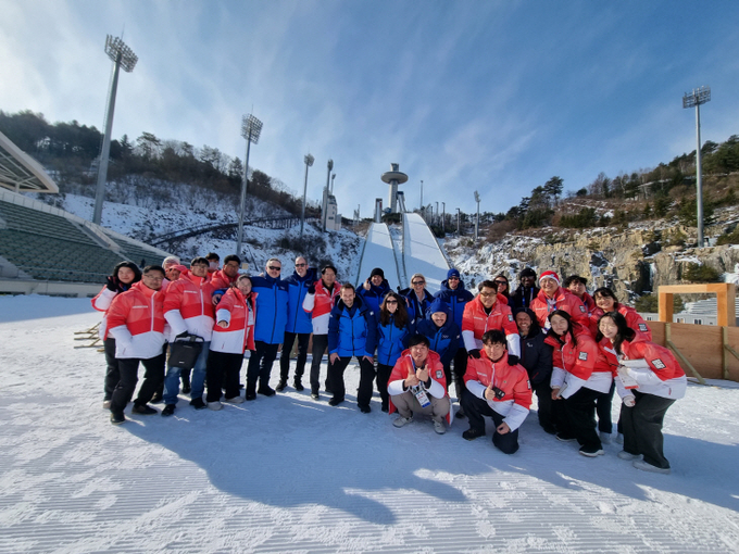 강원2024 조직위와 IOC가 합동으로 베뉴 현장 점검 중 평창 스키점프대 앞에서 기념촬영을 하고 있다. (사진=강원 2024 조직위)
