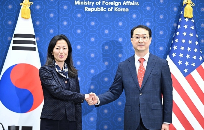 김건 한반도평화교섭본부장(오른쪽)은 지난 18일 한미일 북핵수석대표 협의 참석을 위해 서울을 방문한 정 박 미국 대북고위관리와 한미 북핵수석대표 협의를 가졌다. (사진=외교부)