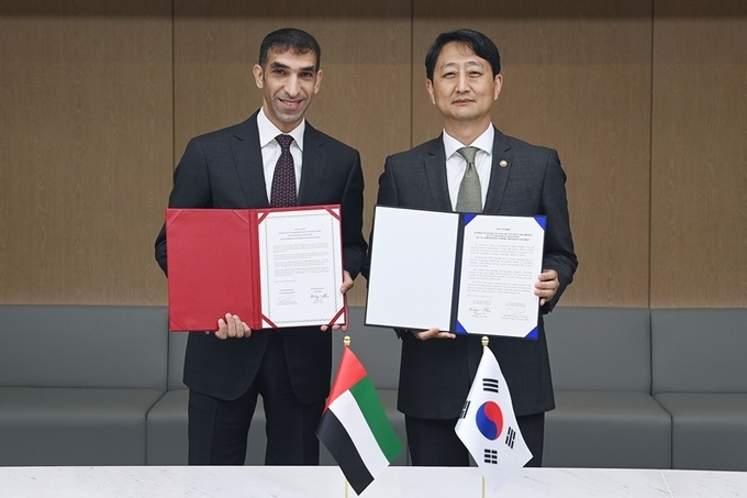 안덕근 통상교섭본부장과 타니 빈 아흐메드 알 제유디 UAE 경제부 대외무역 특임장관이 지난해 10월 14일 오후 서울 중구 대한상공회의소에서 열린 ‘한-UAE 포괄적경제동반자협정(CEPA) 협상 타결 서명식’에서 공동 선언문 서명을 마친 뒤 기념촬영을 하고 있는 모습.(사진=산업통상자원부)