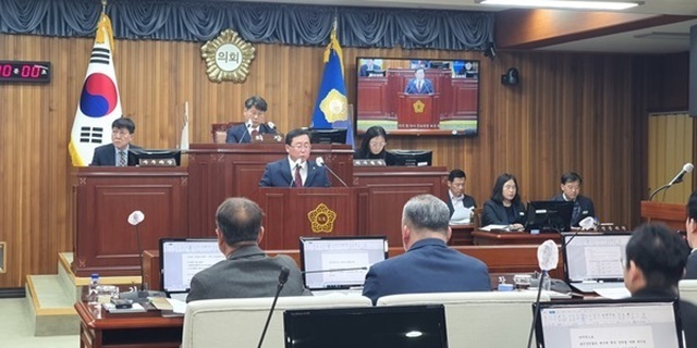 김정희 부의장은 '의대정원 확대지지 및 의사 진료현장 복귀 촉구 결의안'에 대한 제안 설명과 결의문을 낭독했다. (사진=울진군의회)