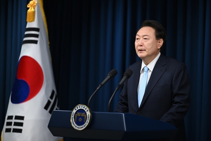 윤석열 대통령이 1일 오전 용산 대통령실 브리핑룸에서 의대 정원 증원 등 의료개혁과 관련 대국민담화 ‘국민께 드리는 말씀’을 발표하고 있다.(대통령실 제공)