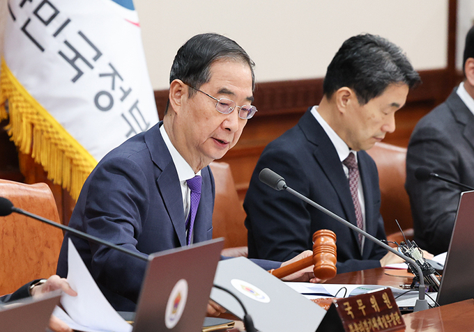 한덕수 국무총리가 11일 서울 종로구 정부서울청사에서 열린 국무회의에서 의사봉을 두드리고 있다.