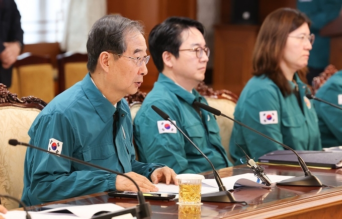 한덕수 국무총리가 10일 서울 종로구 정부서울청사에서 열린 의사집단행동 중앙재난안전대책본부 회의에서 모두발언을 하고 있다.
