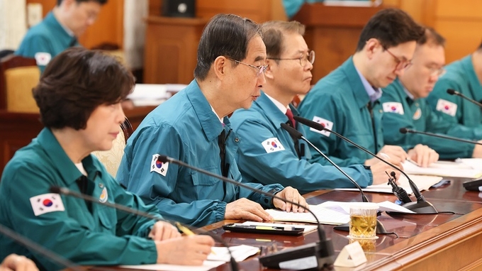 한덕수 국무총리가 13일 서울 종로구 정부서울청사에서 열린 의사집단행동 중앙재난안전대책본부 회의에서 모두발언을 하고 있다.
