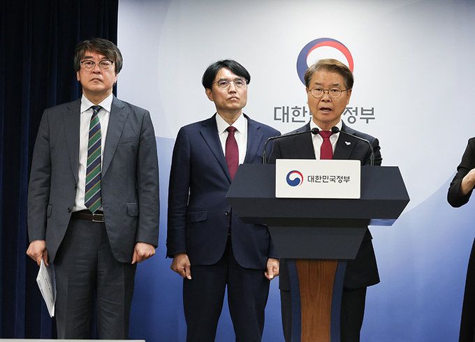 이정식 고용노동부 장관이 16일 서울 종로구 정부서울청사에서 ‘고맙습니다. 함께 보듬는 따뜻한 노동 현장’ 국민과 함께하는 민생토론회 사후브리핑을 하고 있다.