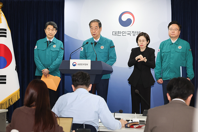 한덕수 국무총리가 16일 서울 종로구 정부서울청사에서 의대정원 증원 집행정지 항고심 관련 대국민담화를 하고 있다.